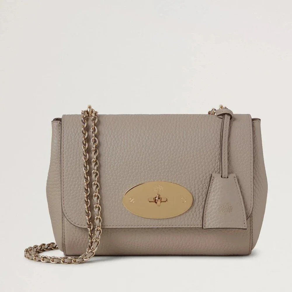 Mulberry Lily Umhängetasche „Cashmere Taupe Heavy Grain“ aus taupefarbenem Leder mit goldener Kette und Schnalle vorne. Modell HH6950736F924