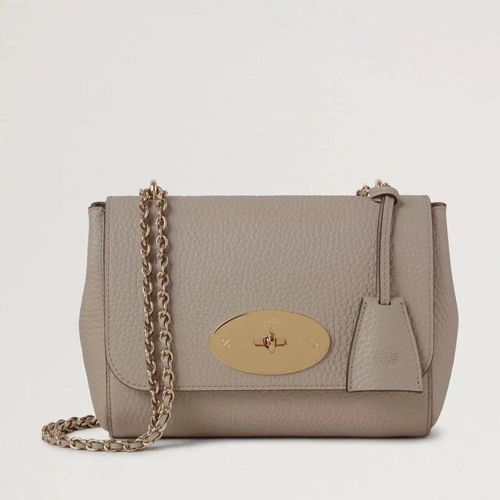 Mulberry Lily Umhängetasche „Cashmere Taupe Heavy Grain“ aus taupefarbenem Leder mit goldener Kette und Schnalle vorne. Modell HH6950736F924