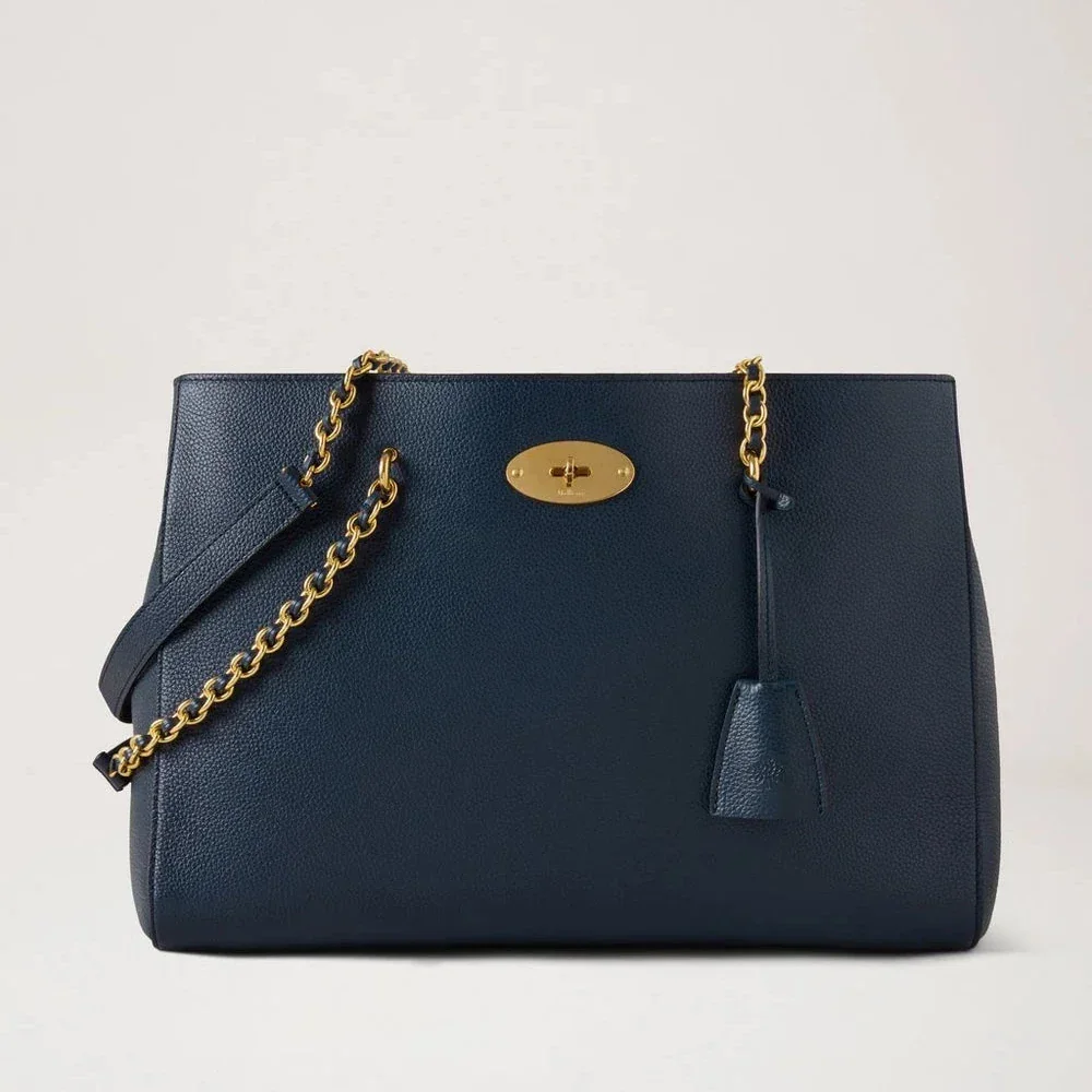 Mulberry Lily Chain Tote Night Sky Small Classic Grain zeigt eine dunkelblaue Ledertasche mit goldenem Kettenriemen, Modell HH9576205U888.