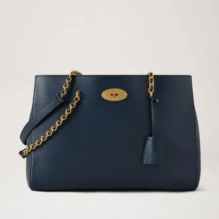 Mulberry Lily Chain Tote Night Sky Small Classic Grain zeigt eine dunkelblaue Ledertasche mit goldenem Kettenriemen, Modell HH9576205U888.