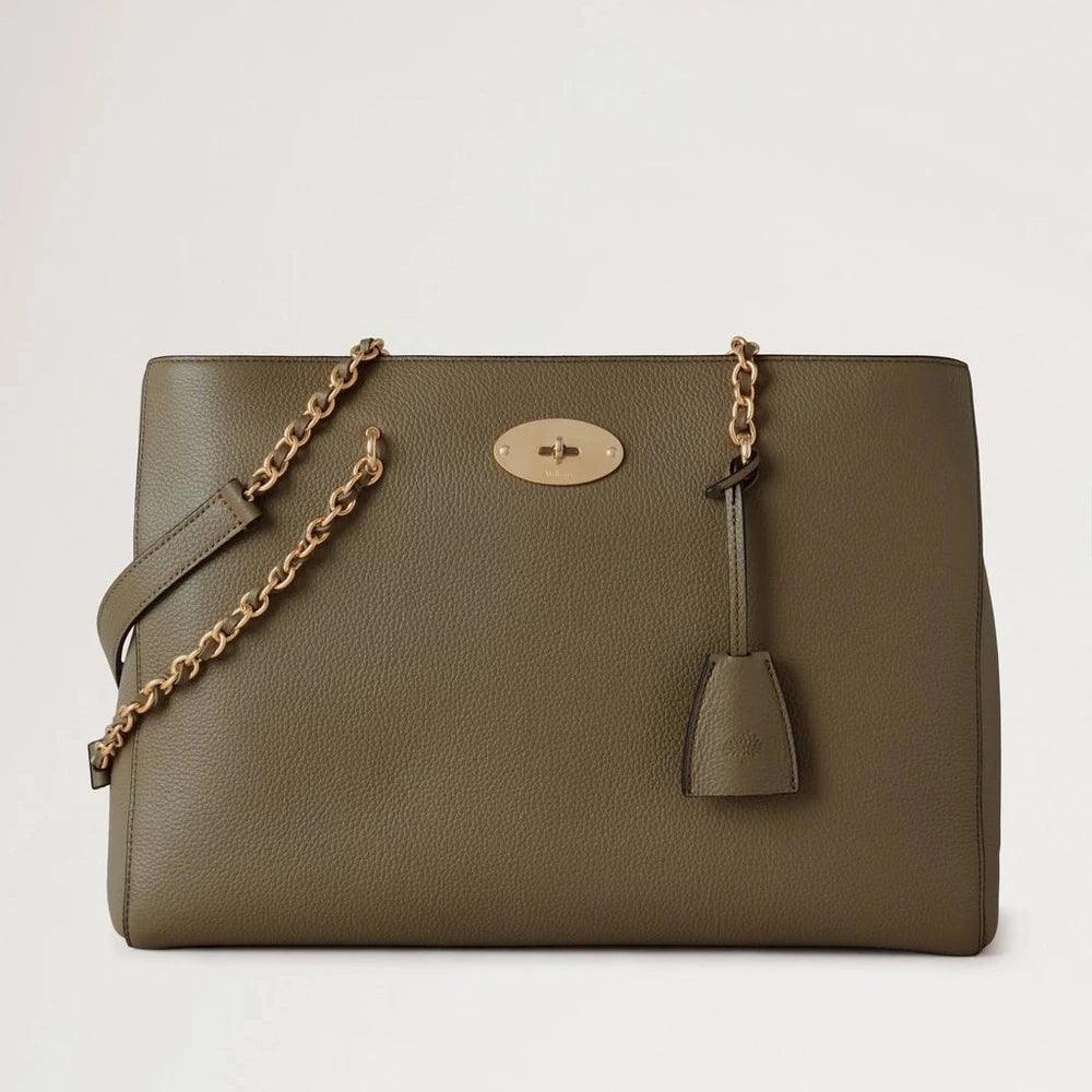 Mulberry Lily Chain Tote Small Classic Grain Linen Green von vorne gesehen mit goldfarbenem Kettenriemen und Lederdetails. Modell HH9576-205R563.