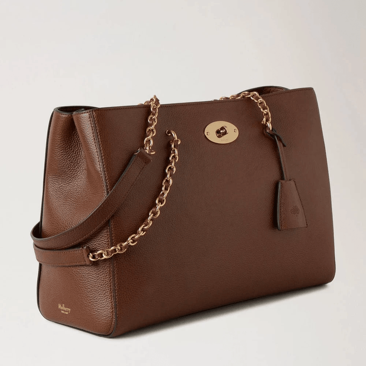Mulberry Lily Chain Tote Small Classic Grain Oak zweifarbig zeigt eine braune Ledertasche mit Goldkette, Modell HH9577552G110.