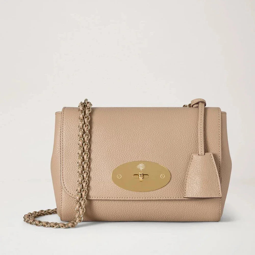 Mulberry Lily Crumpet Small Classic Grain zeigt eine hellbeige Ledertasche mit goldenem Kettenriemen, Modell HH3291205W577.