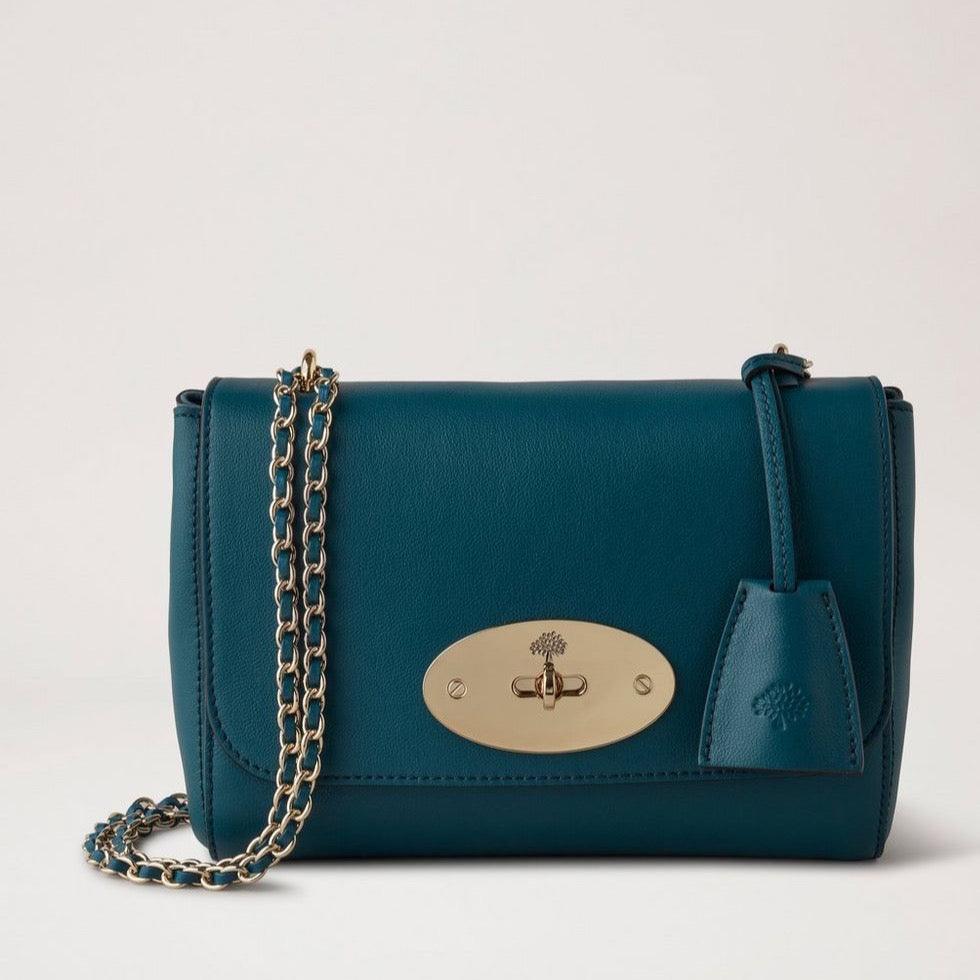 Mulberry Lily Micro Classic Grain Titanium Blue zeigt eine kleine blaue Lederumhängetasche mit goldener Kette. Modell HH9179587T622