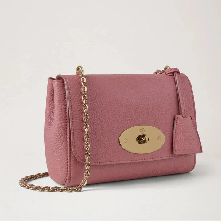 Mulberry Lily Rosa Scrumpy Heavy Grain Umhängetasche aus rosa Leder mit Kettenriemen und goldenen Details. Modell HH6950736J647.