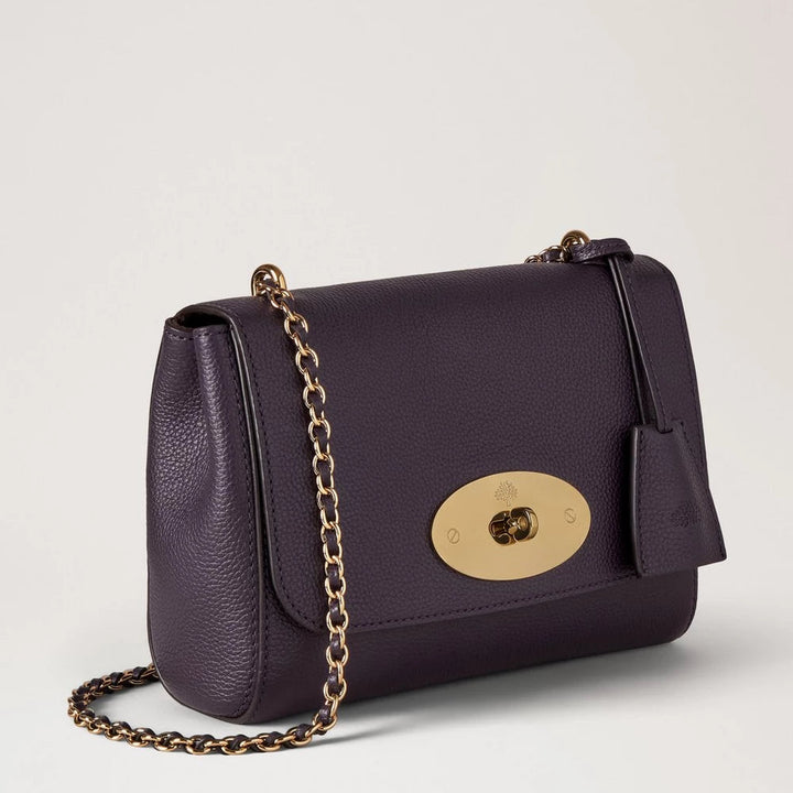 Mulberry Lily Kleine Classic Grain Deep Aubergine Umhängetasche aus dunkelviolettem Leder mit Goldkette. Modell HH3291/205V697