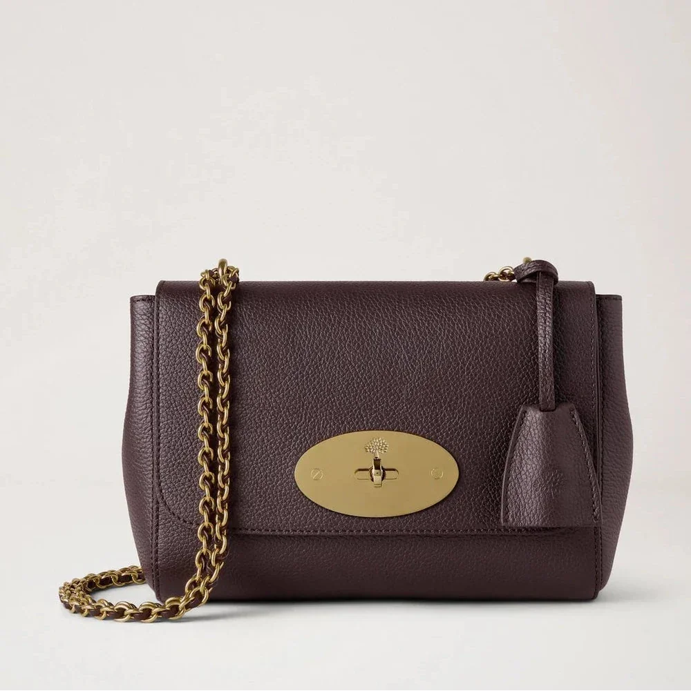 Mulberry Lily Kleine Umhängetasche aus „Classic Grain Ebony“ aus dunkelbraunem Leder mit goldener Kette auf hellem Hintergrund. Modell HH3291205A110