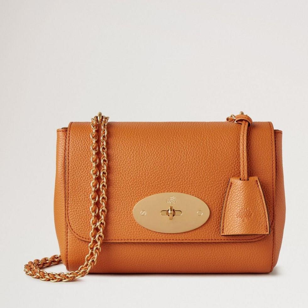 Mulberry Lily Small Classic Grain Sunset zeigt eine kleine Umhängetasche aus orangefarbenem Leder mit Goldkette, Modell HH3291205N691.