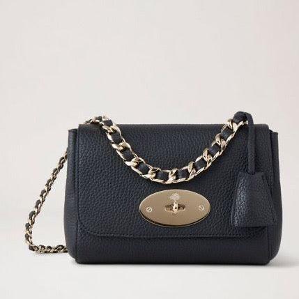Mulberry Lily Top Handle Heavy Grain Black zeigt eine schwarze Umhängetasche aus schwerem Narbenleder mit Goldkette. Modell HH6640736A100.