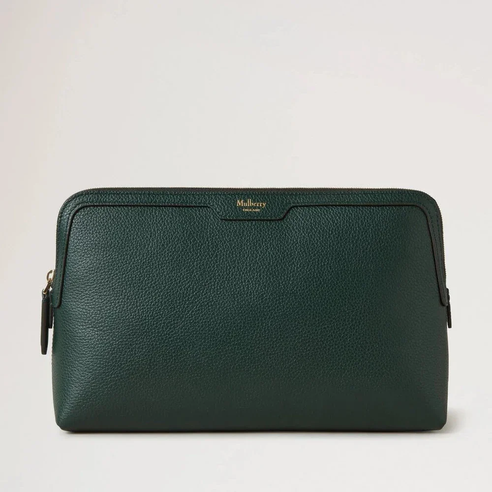 Mulberry Mittelgroße Kosmetiktasche Mulberry Green Small Classic Grain zeigt eine Kosmetiktasche aus grünem Leder. Modell RL8319205Q633