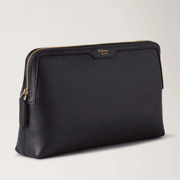 Mulberry Medium Cosmetic Pouch Small Classic Grain Black zeigt eine schwarze Kosmetiktasche aus Leder mit goldenen Details. Modell RL8319205A100