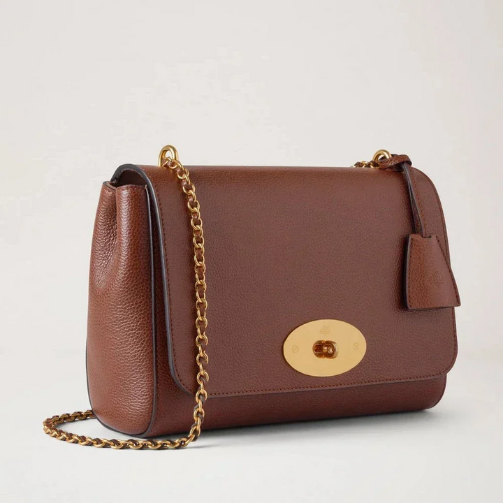 Mulberry Mittel Lily Two Tone Oak zeigt eine klassische Umhängetasche aus braunem Leder mit Goldkette. Modell HH0022552G110