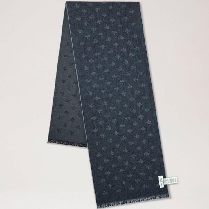 Mulberry Während Scarf Tree Jacquard Charcoal einen flachen, aus Jacquard gewebten Schal in Dunkelgrau mit dezentem Muster zeigt. Modell VS4784950C110.