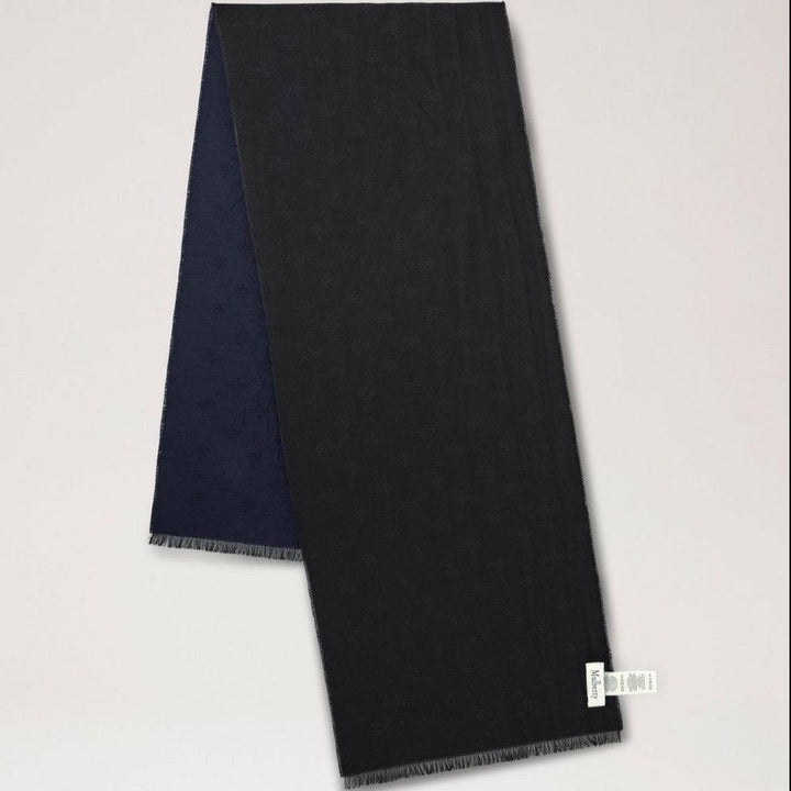 Mulberry Während Scarf Tree Jacquard Midnight einen eleganten dunkelblauen Schal aus weichem Material mit dezenten Fransen zeigt, Modell VS4784950U135.