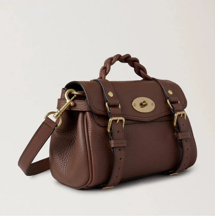 Mulberry Mini Alexa Bright Oak Heavy Grain zeigt eine kompakte braune Ledertasche mit goldenen Details, Modell RL6595736G222.