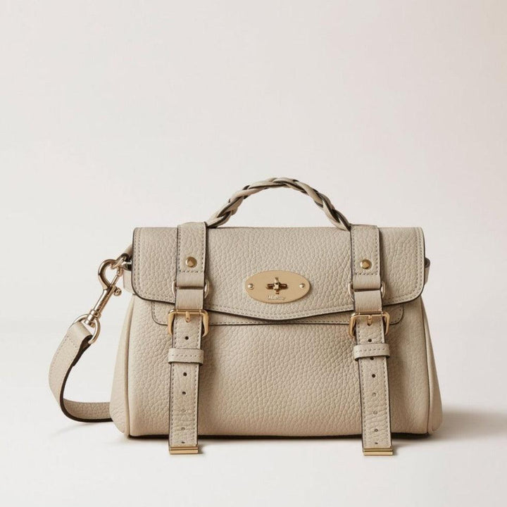 Mulberry Mini Alexa Chalk zeigt eine hellbeige Ledertasche mit geflochtenem Griff, goldenen Schnallen und verstellbarem Riemen. Modell rl6595736w160