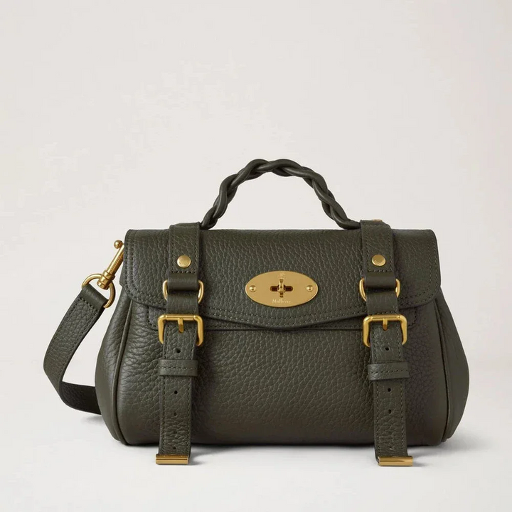 Mulberry Mini Alexa Juniper Green Heavy Grain zeigt eine kleine, grüne Ledertasche mit geflochtenem Griff und goldenen Metalldetails. Modell RL6595736Q749.