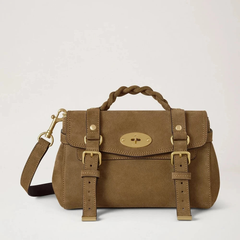 Mulberry Mini Alexa Salcombe Sand Suede präsentiert eine hellbraune Wildleder-Umhängetasche mit geflochtenem Griff, goldener Schnalle und verstellbarem Riemen. Modell RL8924731P705.