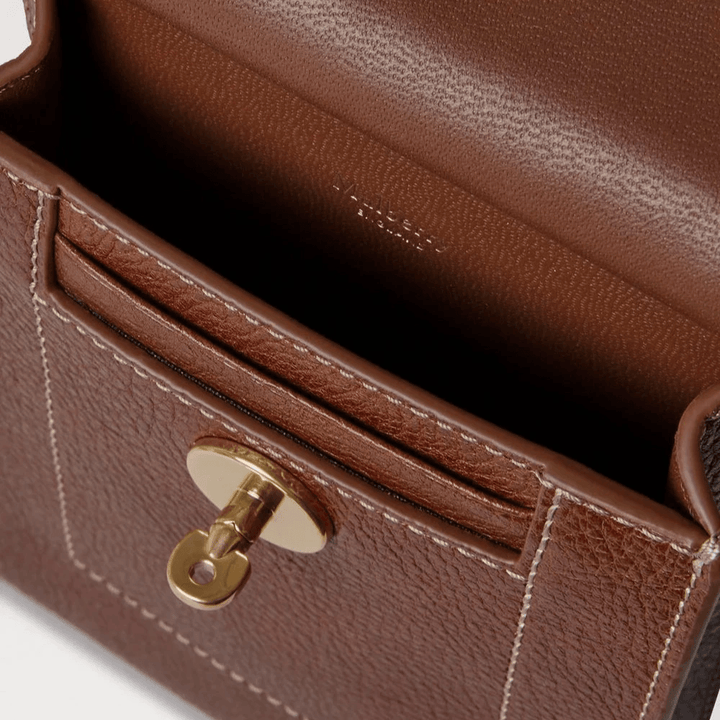 Mulberry Mini Antony Beutel aus braunem Leder, Detail der Innentasche und goldene Schnalle.
