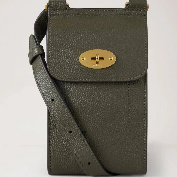 Mulberry Mini Antony Pouch Small Classic Grain Juniper Green, kompakte Umhängetasche aus genarbtem Leder mit goldfarbener Schnalle. Modell RL6872205Q749
