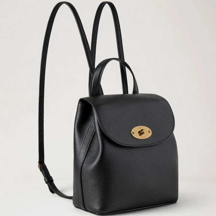 Mulberry Mini Bayswater Backpack Small Classic Grain Black zeigt einen eleganten schwarzen Lederrucksack mit goldfarbenem Verschluss. Modell HH9829205A100