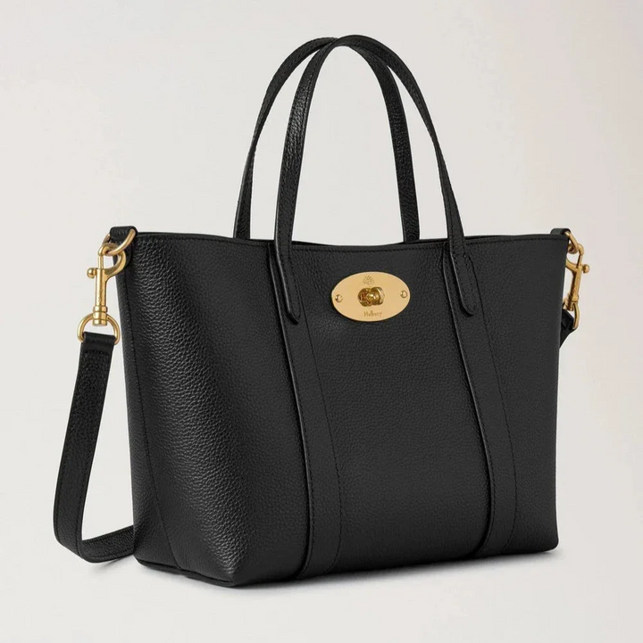 Mulberry Mini Bayswater Tote Small Classic Grain Black zeigt eine kleine schwarze Ledertasche mit verstellbarem Schultergurt und goldener Schnalle. Modell RL8875205A100.