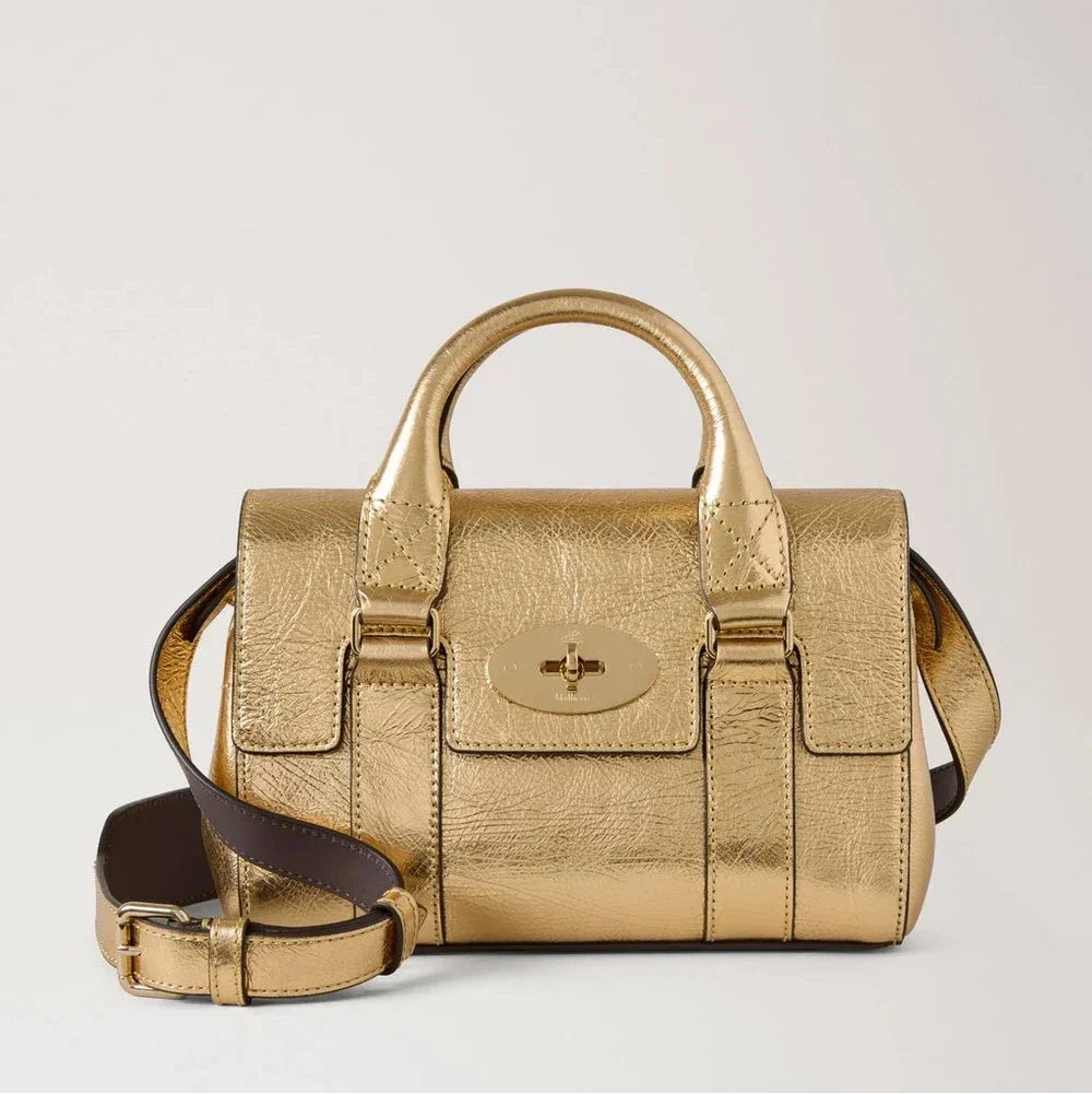 Mulberry Mini-Erbe Bayswater Metallic Somerset Gold zeigt eine kleine Handtasche mit Schulterriemen in glänzendem Gold, Modell RL8918757Z098.