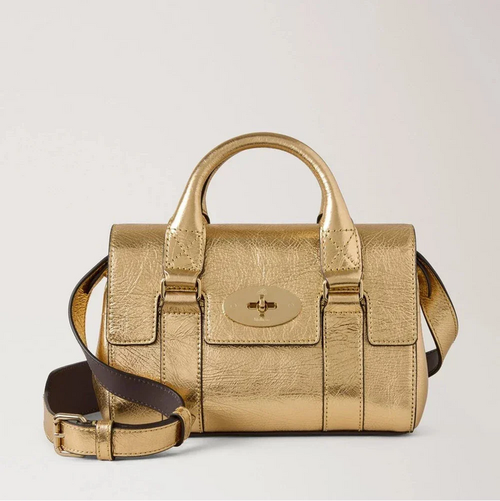 Mulberry Mini-Erbe Bayswater Metallic Somerset Gold zeigt eine kleine Handtasche mit Schulterriemen in glänzendem Gold, Modell RL8918757Z098.