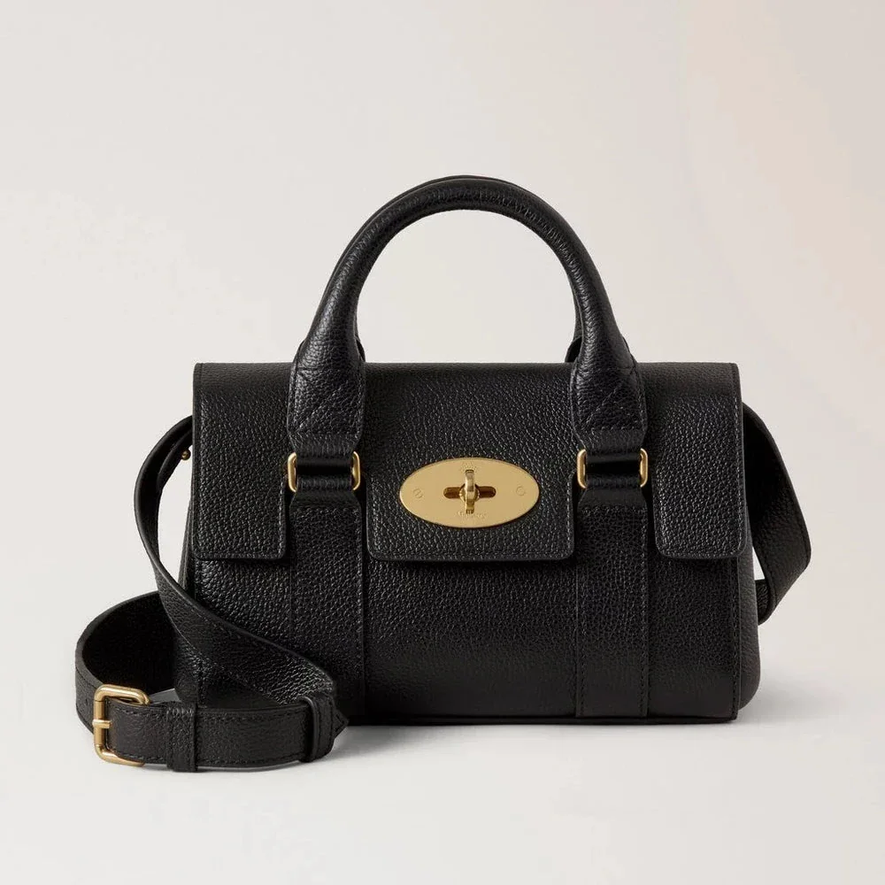 Mulberry Mini-Erbe Bayswater Small Classic Grain Black zeigt eine elegante schwarze Handtasche aus geprägtem Leder mit goldener Schnalle. Modell RL8928205A100.