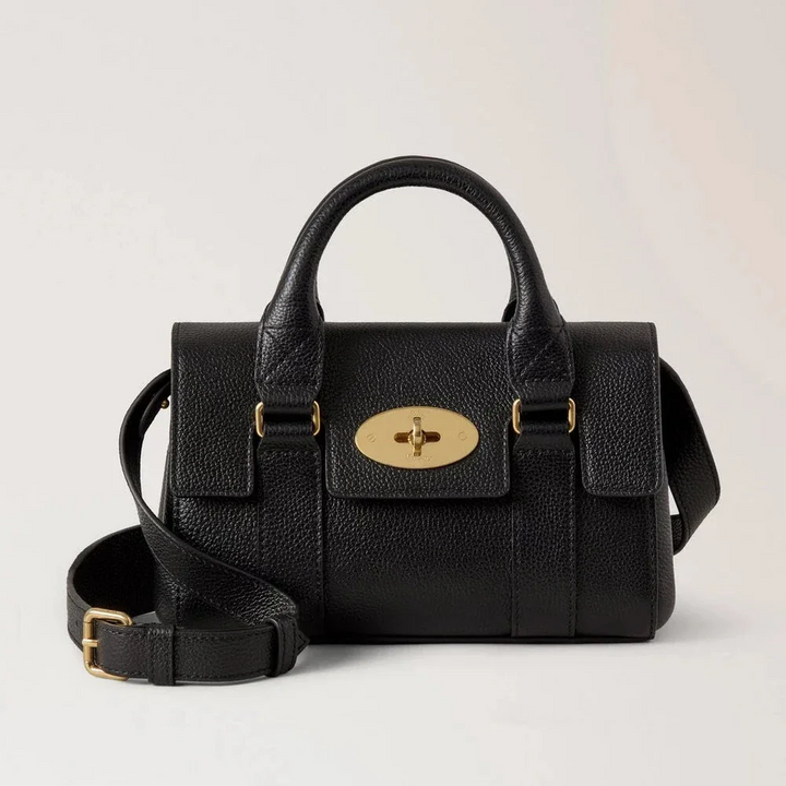 Mulberry Mini-Erbe Bayswater Small Classic Grain Black zeigt eine elegante schwarze Handtasche aus geprägtem Leder mit goldener Schnalle. Modell RL8928205A100.