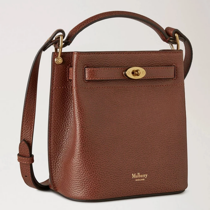 Mulberry Mini Islington Bucket Oak Two Tone Small Classic Grain zeigt eine braune Ledertasche mit goldenen Details, Modell RL8854552G110.