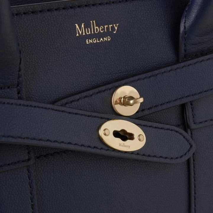 Mulberry Mini-Reißverschluss Bayswater Nachthimmel-Detail einer dunkelblauen Ledertasche mit goldfarbenem Verschluss, Modell HH9089587U888