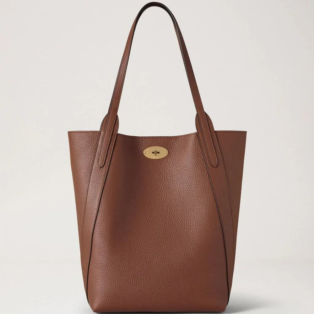 Mulberry Nord-Süd Bayswater Heavy Grain Bright Oak präsentiert eine geräumige braune Ledertasche mit zwei Griffen und goldenen Details. Modell hh9104736g222.