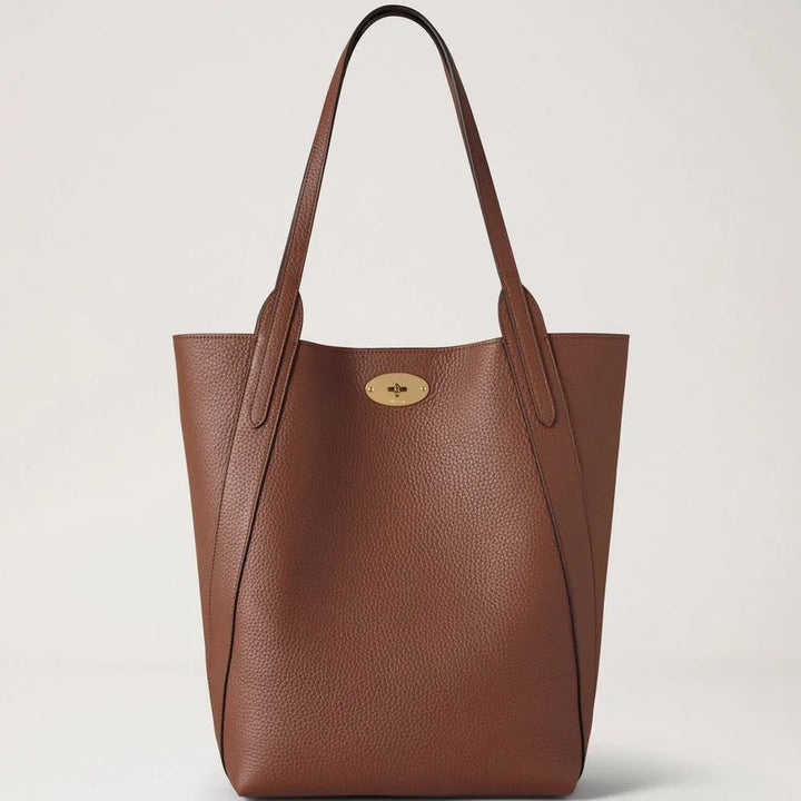 Mulberry Nord-Süd Bayswater Heavy Grain Bright Oak präsentiert eine geräumige braune Ledertasche mit zwei Griffen und goldenen Details. Modell hh9104736g222.