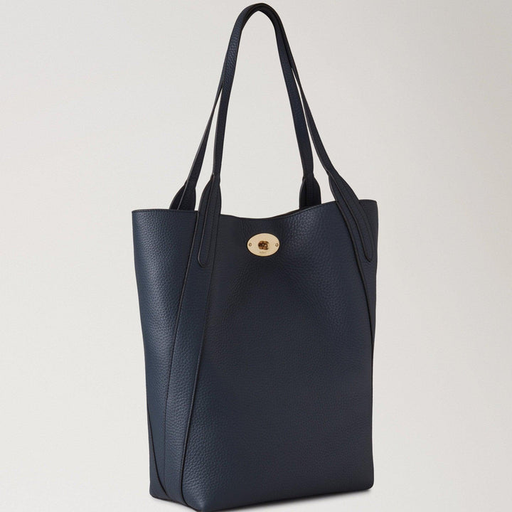 Mulberry Nord-Süd Bayswater Night Sky präsentiert eine dunkelblaue Ledertasche mit goldener Schnalle. Modell HH9104736U888.