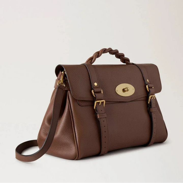 Mulberry Die übergroße Alexa Bright Oak Heavy Grain zeigt eine geräumige braune Ledertasche mit geflochtenem Griff und goldenen Details. Modell HH6884736G222