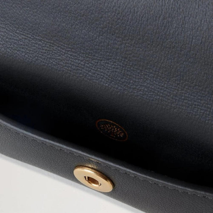 Mulberry Münzbeutel mit Druckknopf, schwarze Mikro-Klassiknarbung mit goldenem Druckverschluss, detaillierte Lederdarstellung.