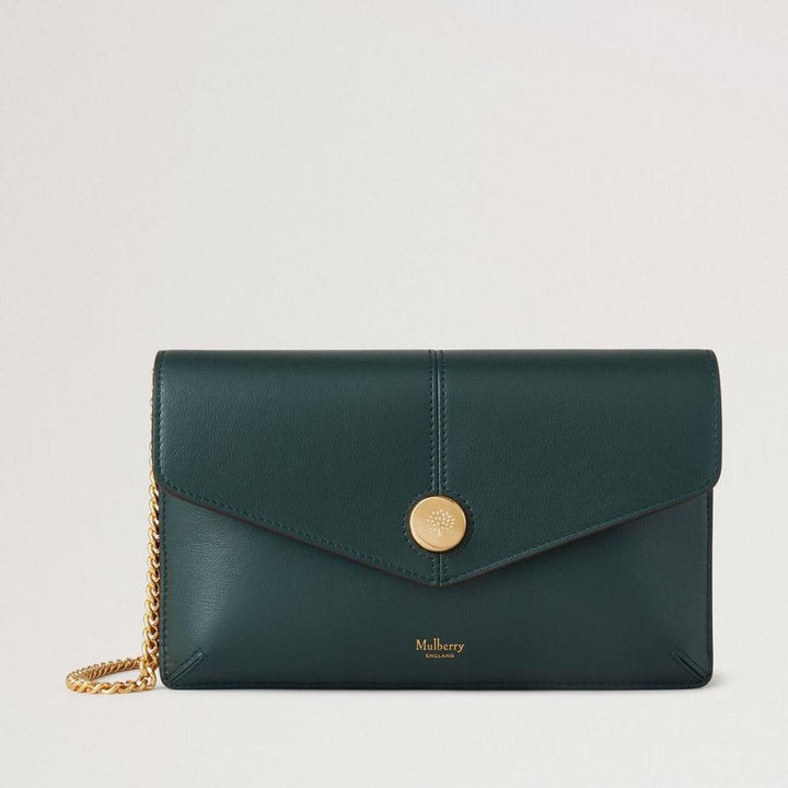 Mulberry Druckknopf-Pochette an Kette aus grünem Leder mit goldenem Kettenriemen, Vorderansicht. Modell RL8708587Q633