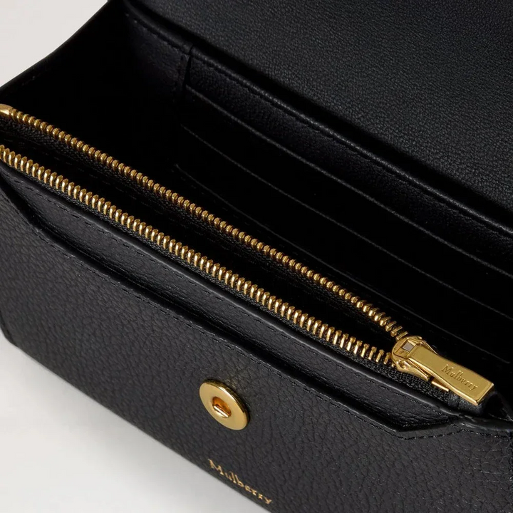 Mulberry Press Stud Wallet Black Small Classic Grain zeigt schwarze Lederbrieftasche mit goldenem Reißverschluss und Innentaschen.