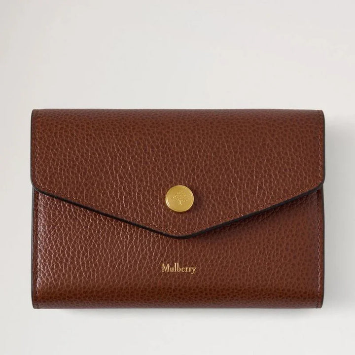 Mulberry Druckknopf-Geldbörse Oak Small Classic Grain, braune Geldbörse aus geprägtem Leder mit goldfarbenen Knopfdetails. Modell RL9008552G110.