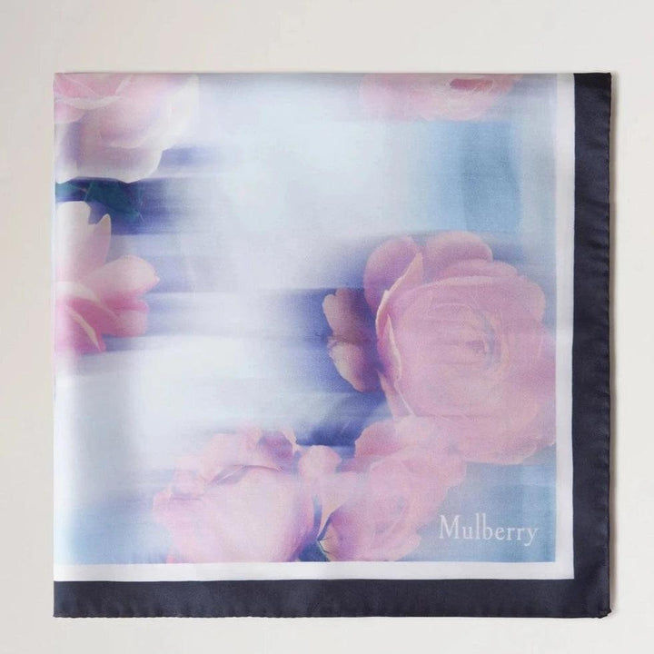 Mulberry Der quadratische Schal mit rosa und blauem Rand zeigt einen floralen Seidenschal in Rosa- und Blautönen mit dunklem Rand. Modell VS4804032U804