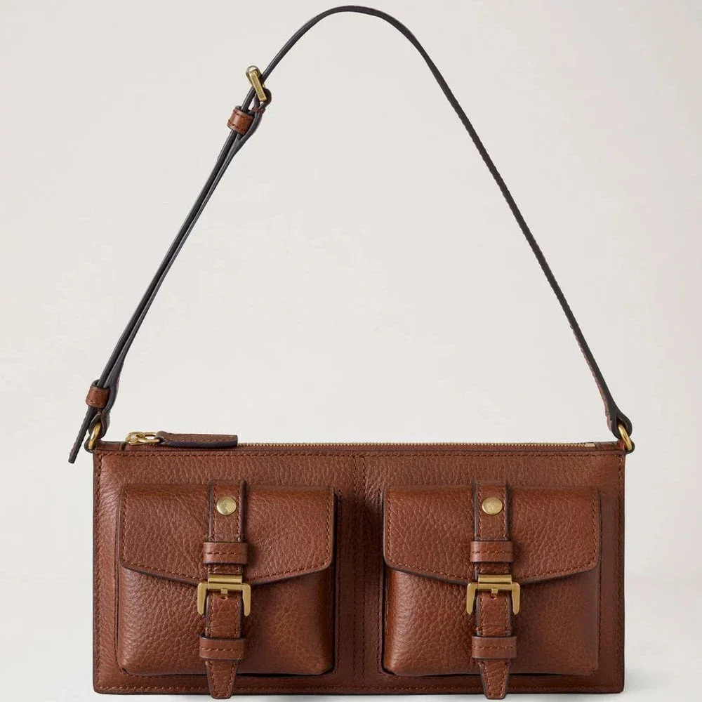 Mulberry Roxanne Mini-Umhängetasche Heritage NVT Oak zeigt eine braune Lederumhängetasche mit zwei Vordertaschen und goldenen Schnallen. Modell RL8902730G110.
