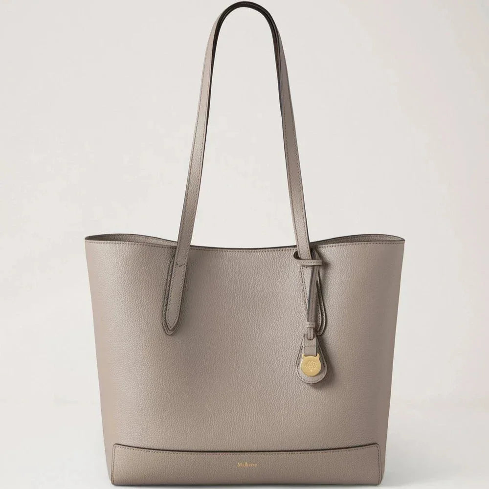Mulberry Shopper Cashmere Taupe Small Classic Grain zeigt eine taupefarbene Ledertasche mit langen Henkeln. Modell HH9833205F924.