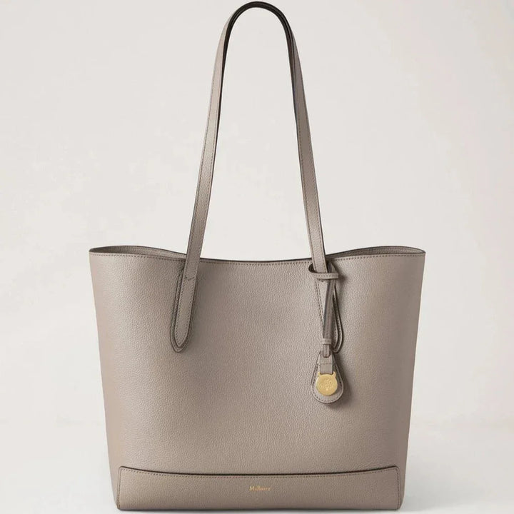 Mulberry Shopper Cashmere Taupe Small Classic Grain zeigt eine taupefarbene Ledertasche mit langen Henkeln. Modell HH9833205F924.