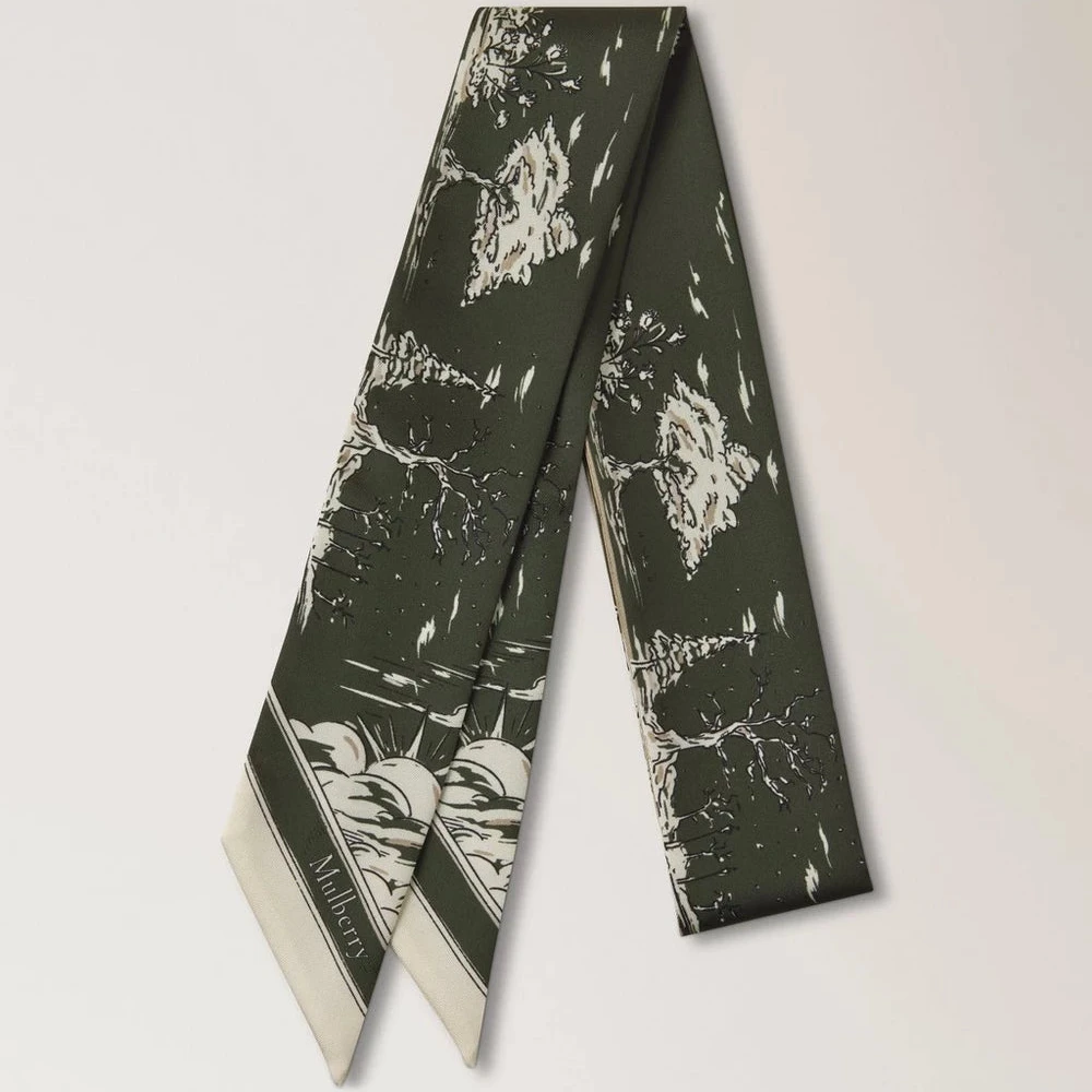 Mulberry Skinny Scarf British Park Juniper Green zeigt dünnen Schal aus grüner Seide mit Parkmotiv, Modell VS4867145Q749.