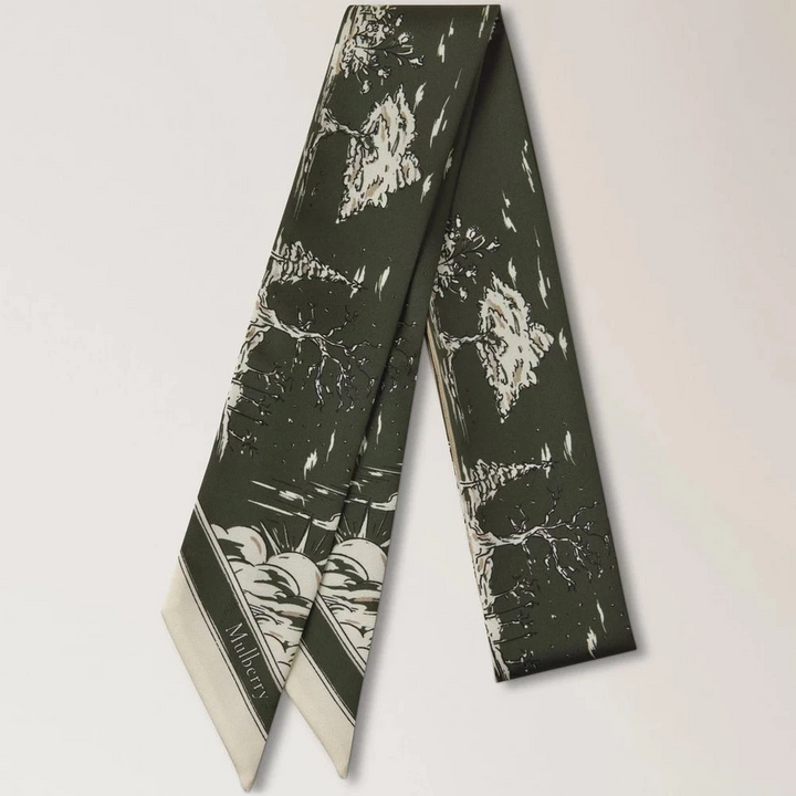 Mulberry Skinny Scarf British Park Juniper Green zeigt dünnen Schal aus grüner Seide mit Parkmotiv, Modell VS4867145Q749.