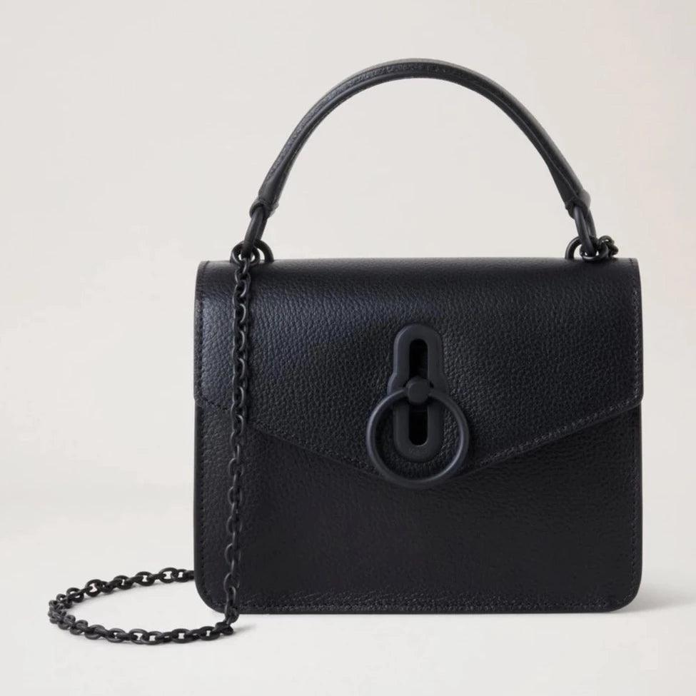 Mulberry Kleine Amberley Umhängetasche Small Classic Grain Black in Nahaufnahme, schwarzes Leder, Kette und oberer Griff. Modell RL6509205A100
