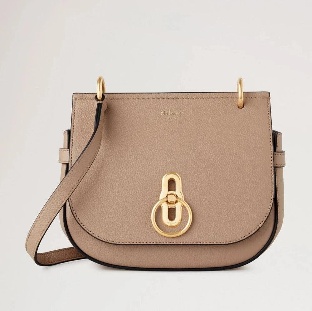 Mulberry Kleine Amberley-Umhängetasche von vorne gesehen aus beigem Leder mit goldfarbener Schnalle, Modell HH4966/205E631