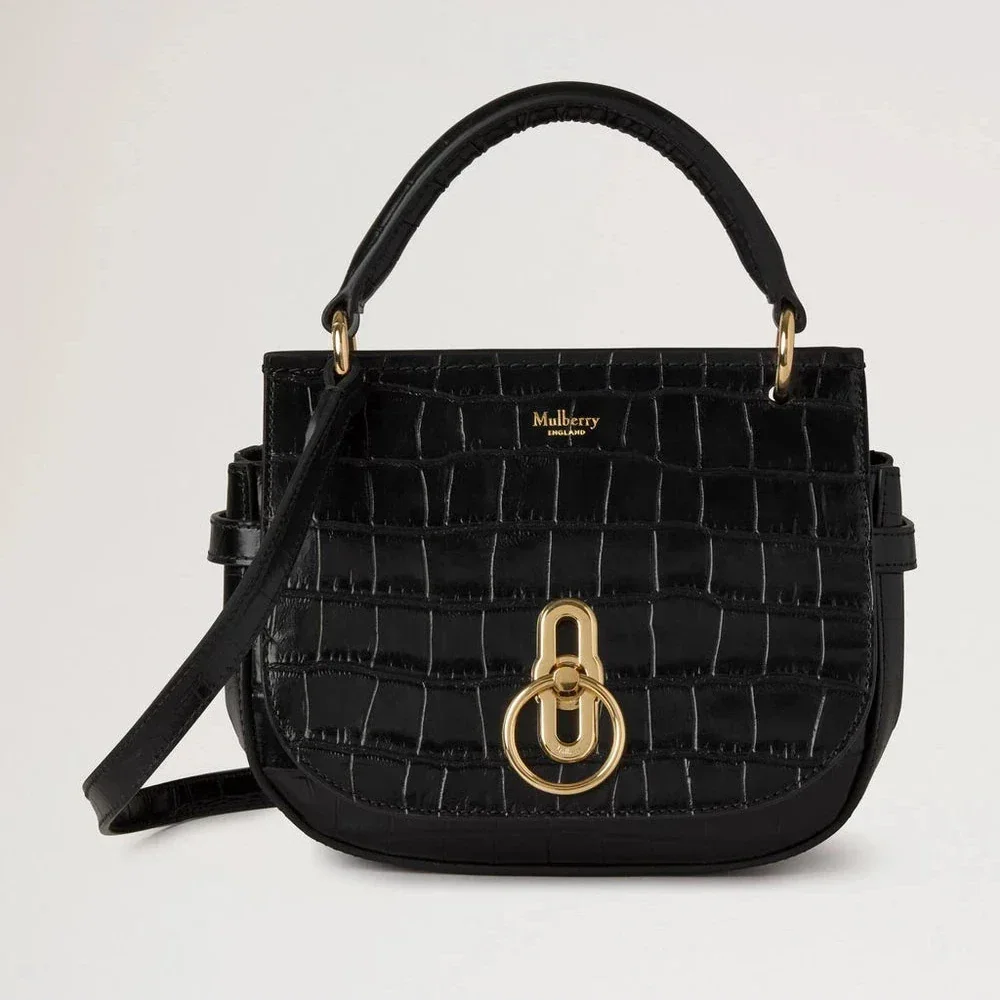 Mulberry Kleine Amberley-Schulranzentasche mit Griff oben in Schwarz, glänzendes kleines Krokodilleder mit Golddetails und elegantem Griff oben. Modell HH9790641A100.
