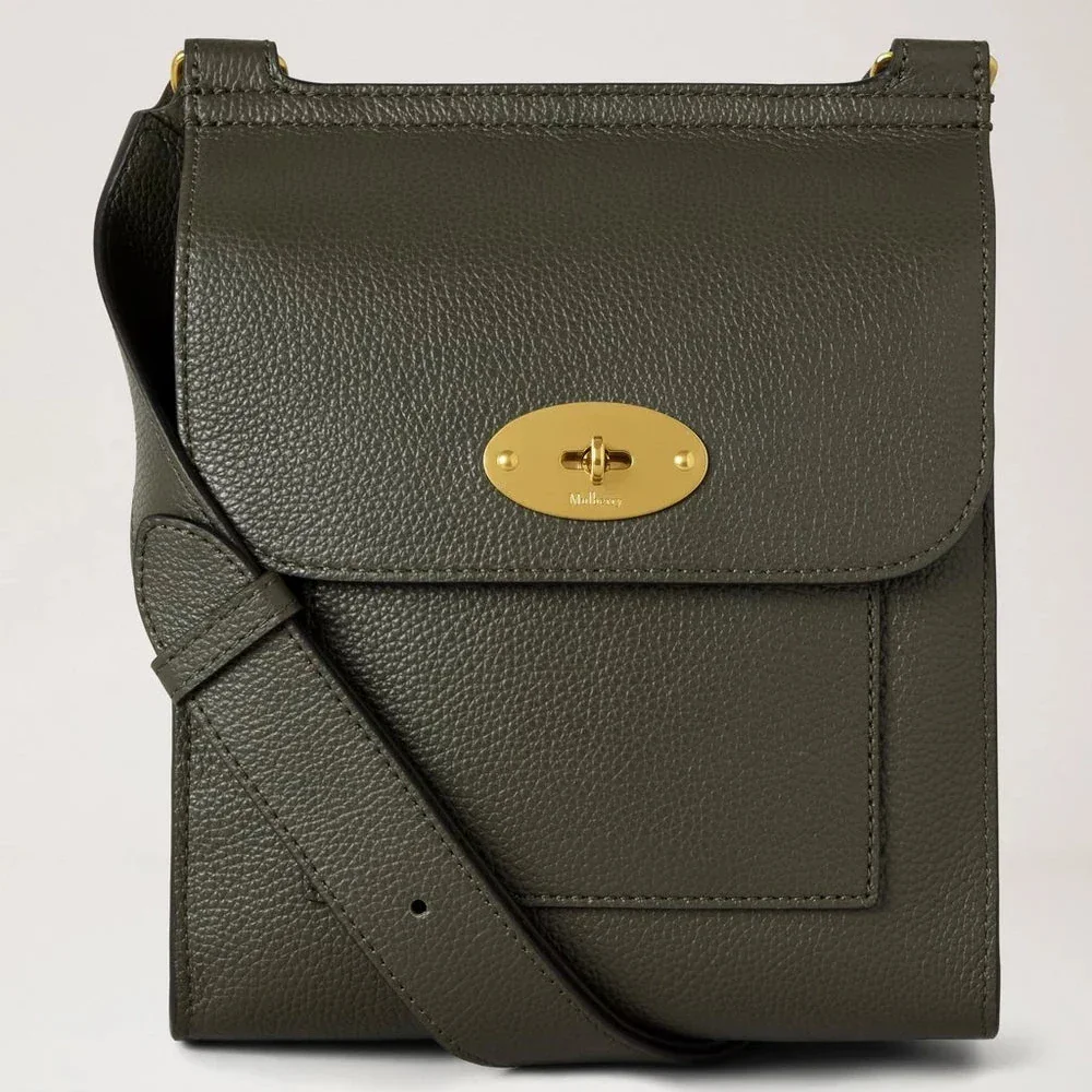 Mulberry Klein Antony aus wacholdergrünem Leder mit goldfarbener Schnalle, von vorne gesehen. Modell HH9365205Q749
